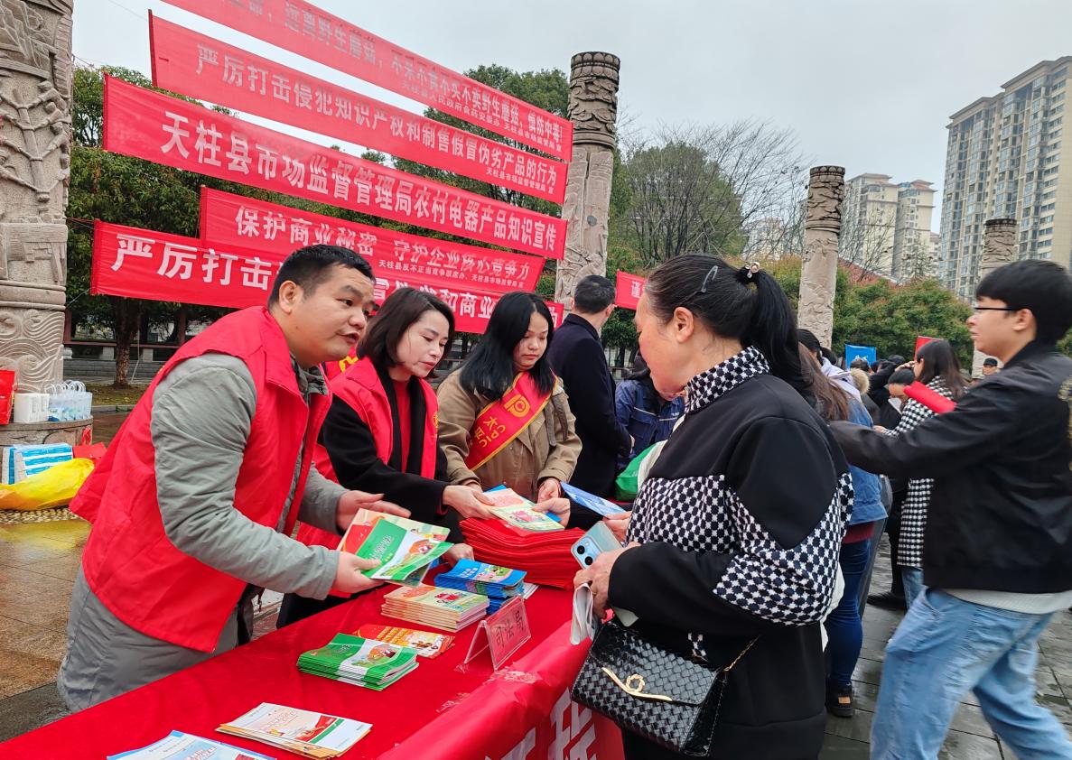 貴州文泰律師事務所開(kāi)展"法律進社區(qū)  平安共守護"志(zhì)願服務活動