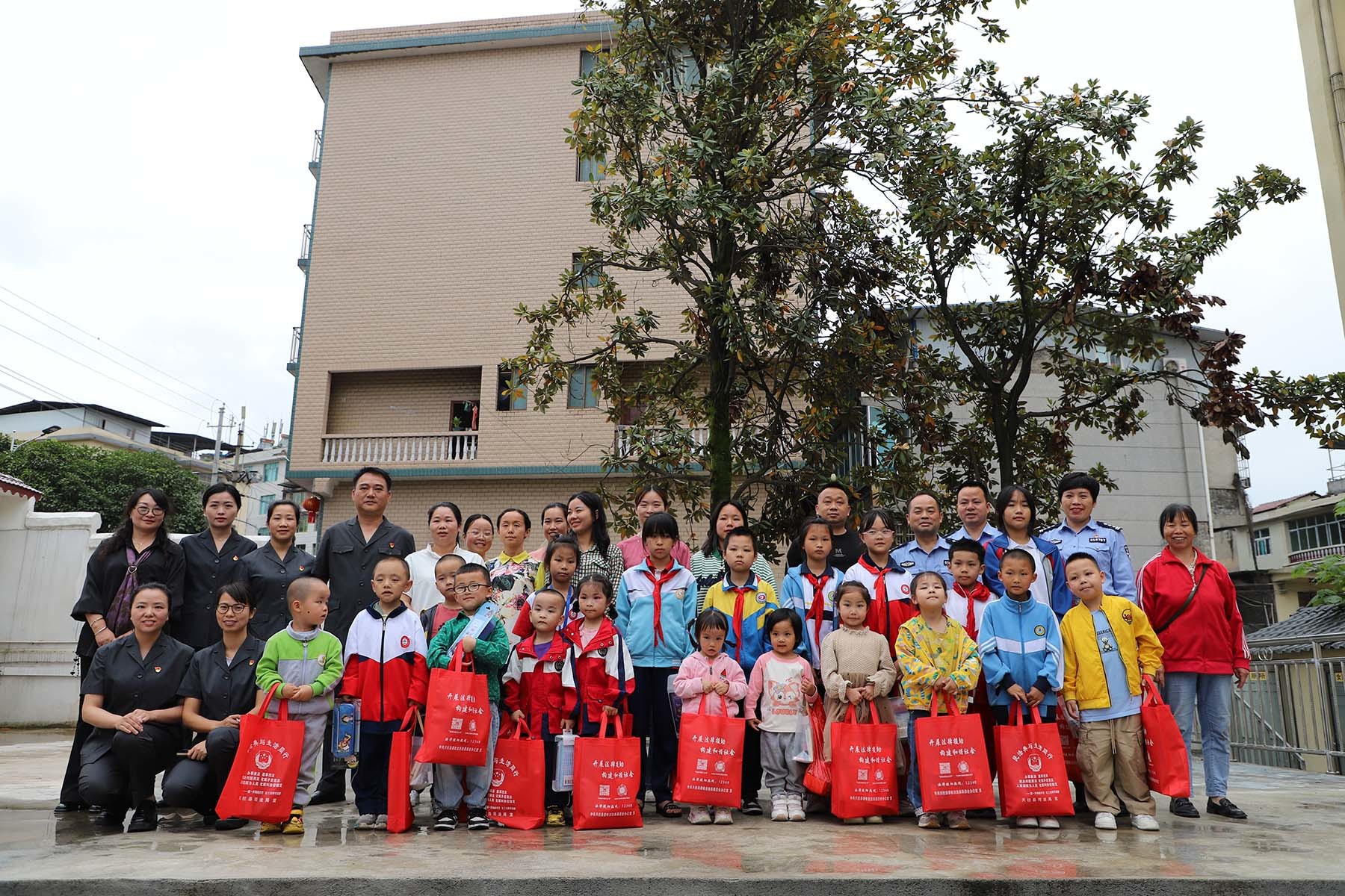 2024年(nián)六一(yī)期間(jiān)貴州文泰律師事務所黨員(yuán)律師(shī)到(dào)南(nán)門(mén)社區(qū)慰問(wèn)留守兒(ér)童、困難兒(ér)童